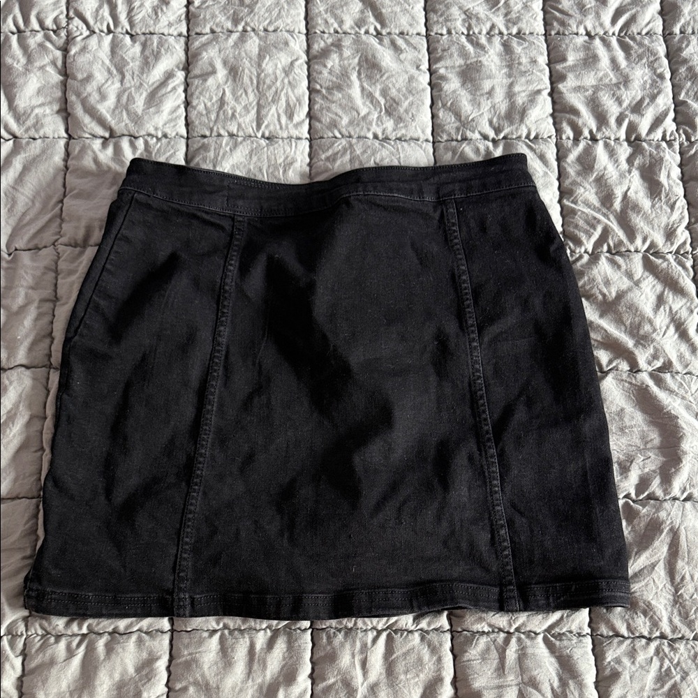 Elegant Black Button-Accent Mini Skirt - Picture 2 of 3